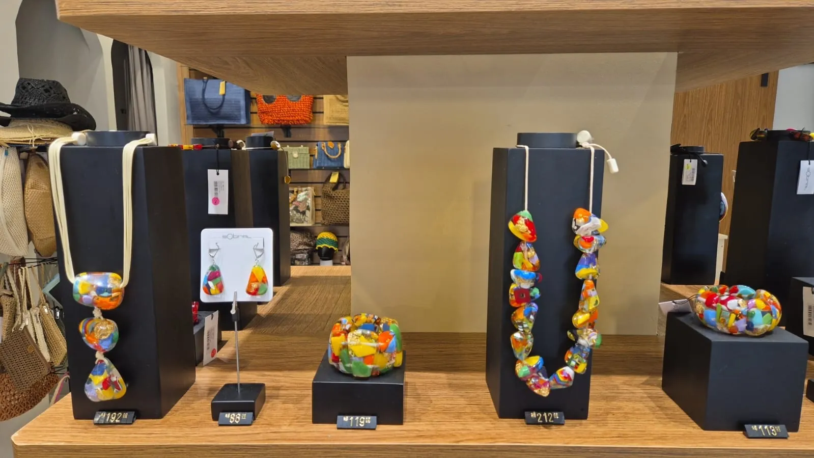Peças Sobral em resina expostas na boutique Rio Moda Praia